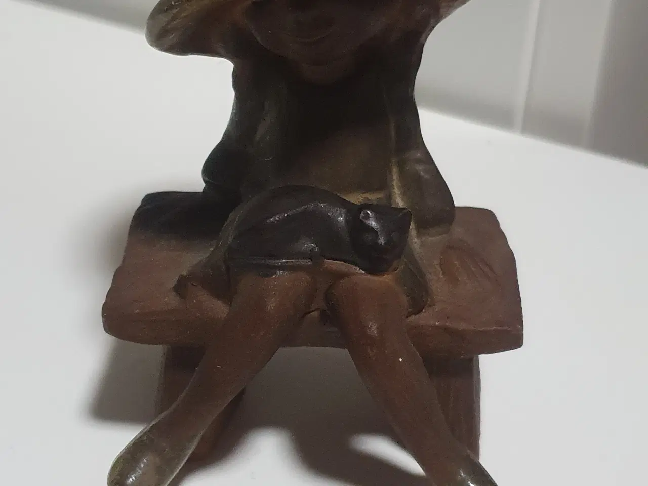 Billede 1 - Porcelænsfigur - Pige med hue sidder på bænk