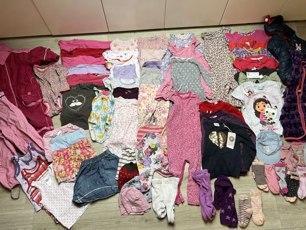 Billede 1 - Tøjpakke pige str 86 (66 dele)