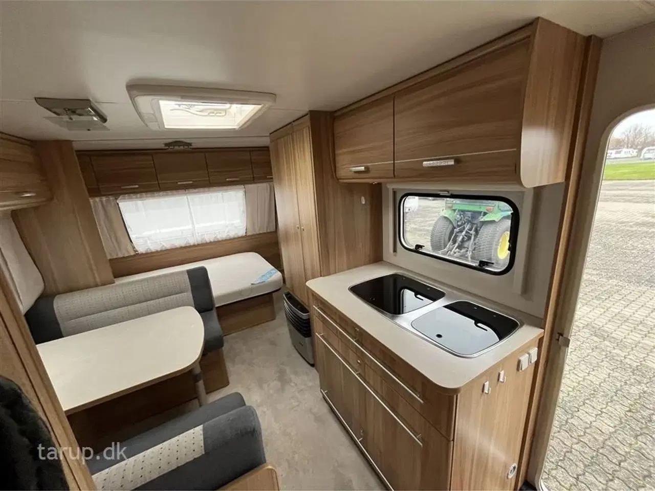 Billede 9 - 2014 - Caravelair Antares Luxe 527 Fortelt: Isabella Commodore Concept, mover, tv-antenne, sidesiddegruppe, kompressor køleskab m/ frostboks, 3 køjer og dobbeltseng
