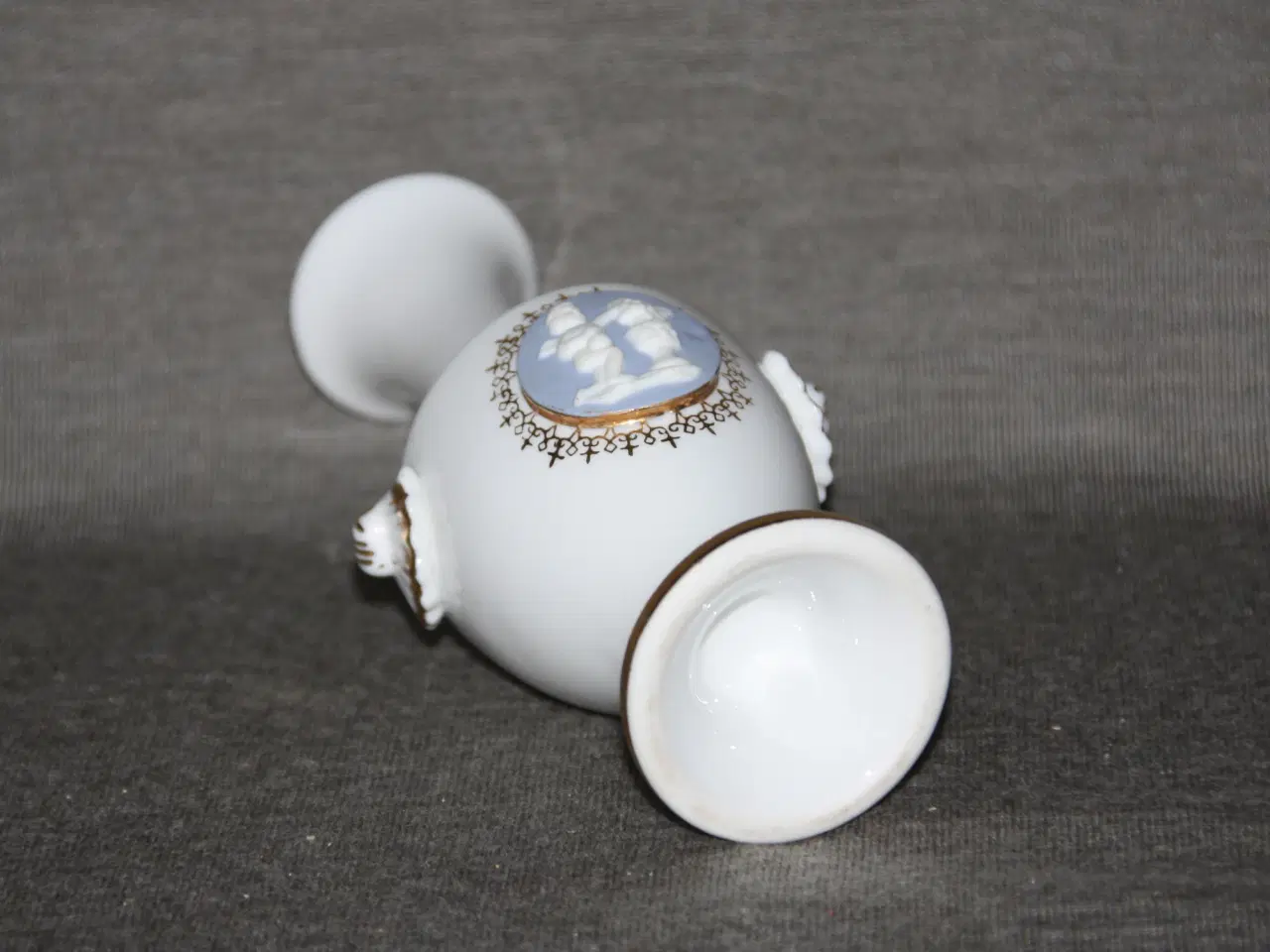 Billede 7 - Vase med Wedgwood cameo  18 cm