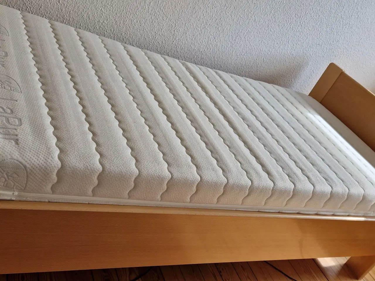 Billede 5 - Fin elevationsseng, sparsomt brugt. 90x200cm.