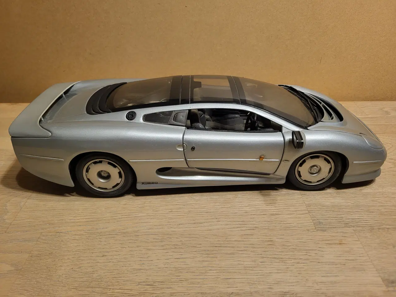 Billede 3 - Modelbil, Jaguar XJ220, skala 1/12