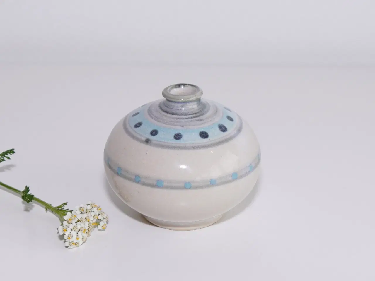 Billede 8 - Miniature vase i keramik - Signeret