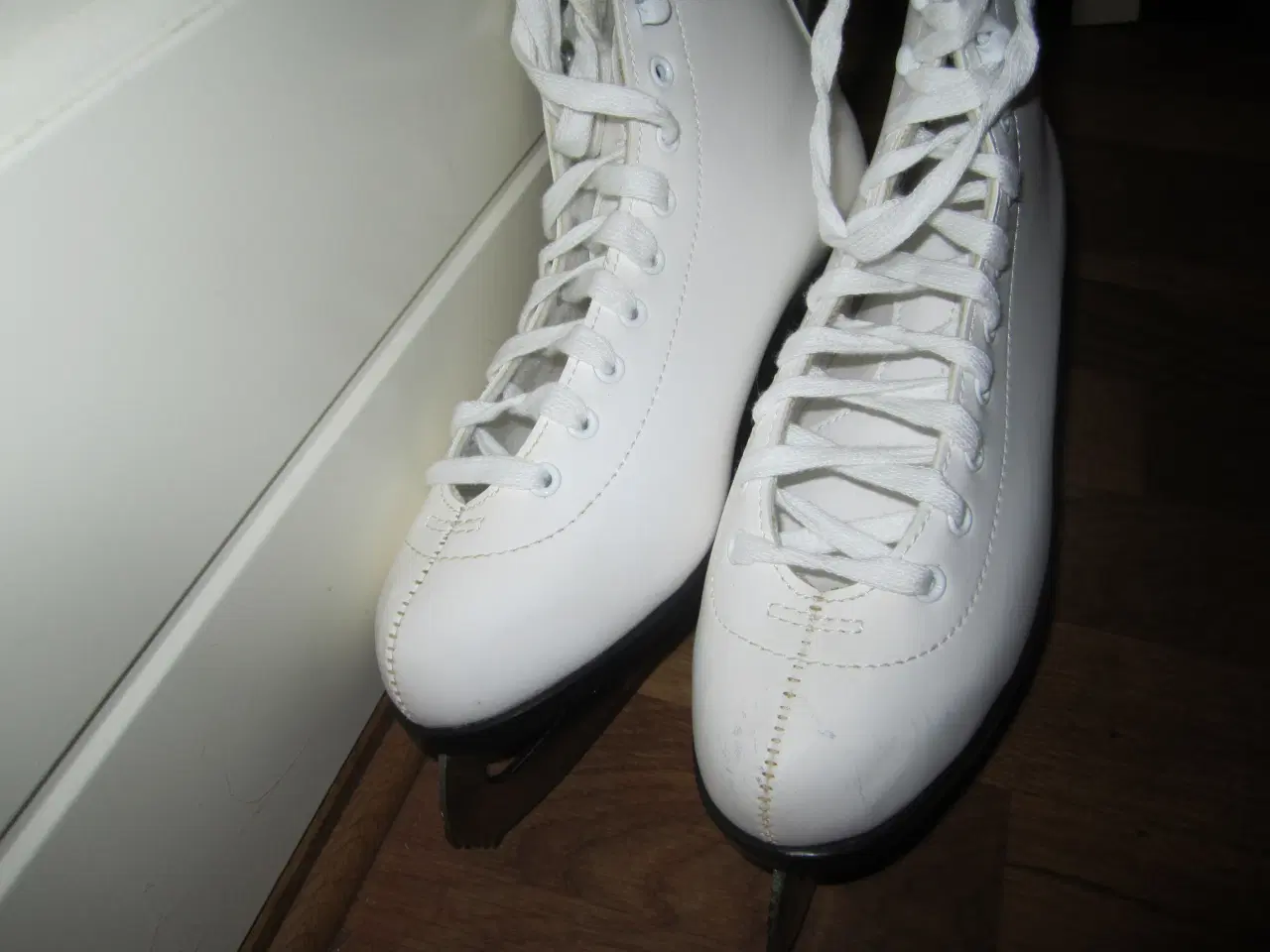 Billede 2 - Flotte KUNSTSKØJTER. Str. 39.