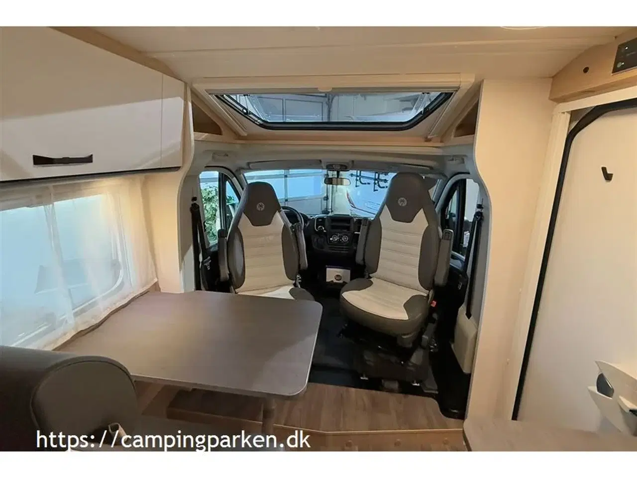 Billede 4 - 2025 - SunLight VAN V66 Adventure   Sunlights populære smalle Van med enkeltsenge - 140hk og automatgear!