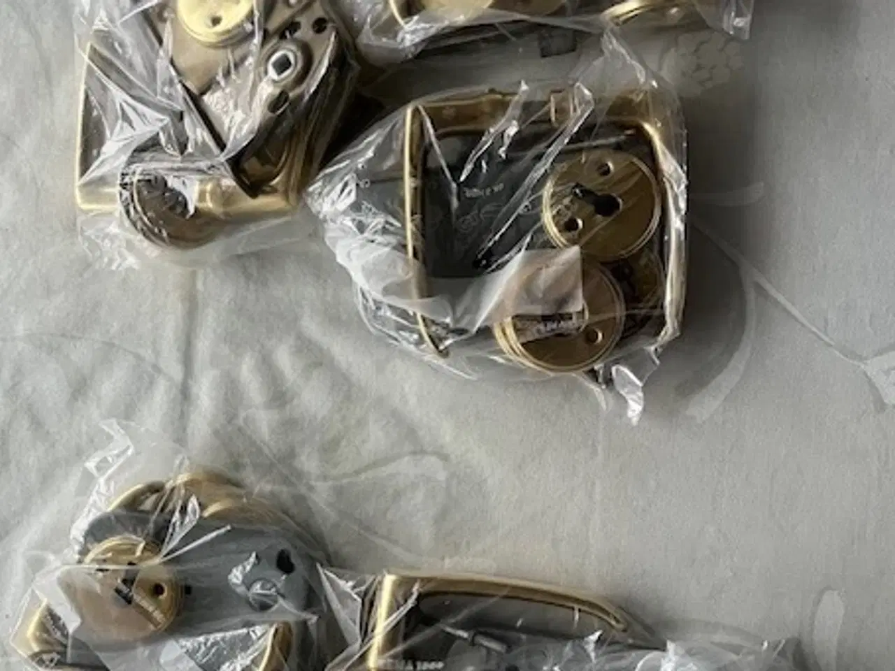 Billede 2 - Dørlås med greb (messing look) og nøglerosetter