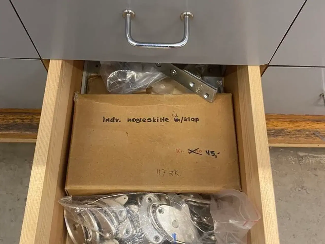Billede 15 - Stort parti nøgler, beslag mm. (se foto)