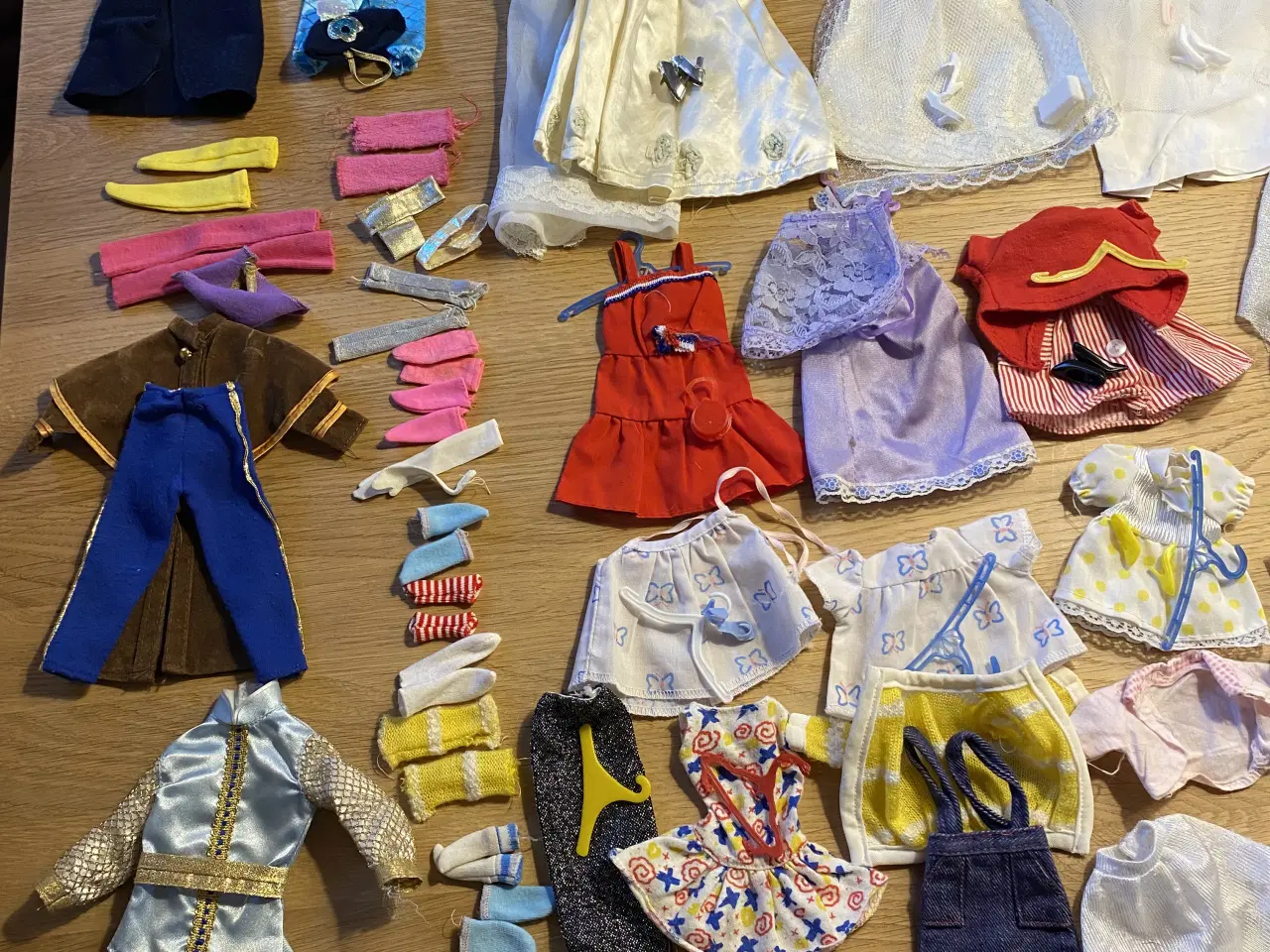 Billede 6 - Barbie dukker med tøj