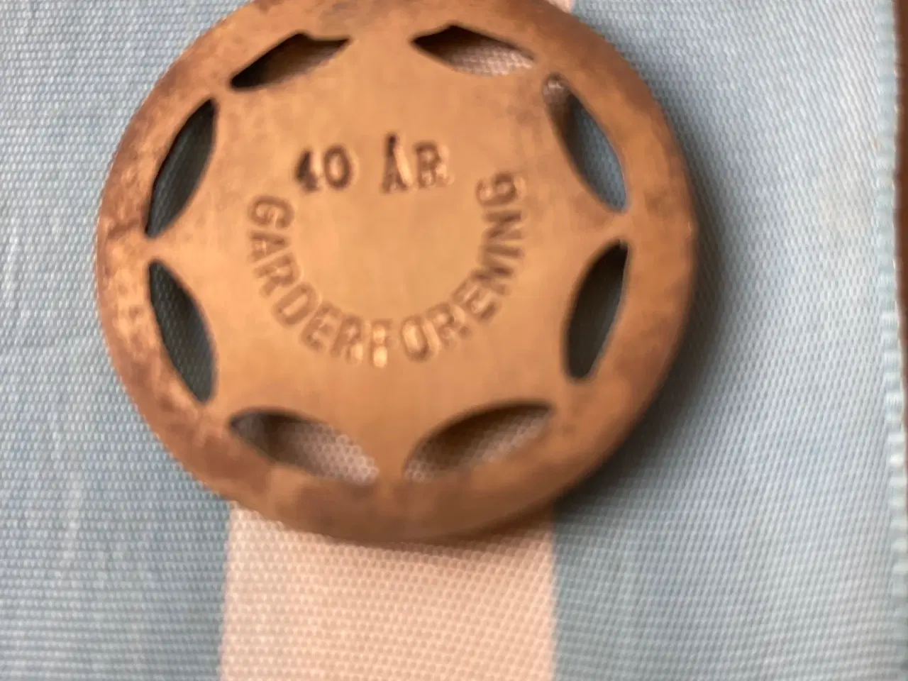 Billede 9 - Bowlerhat fra 1923 og emblemer