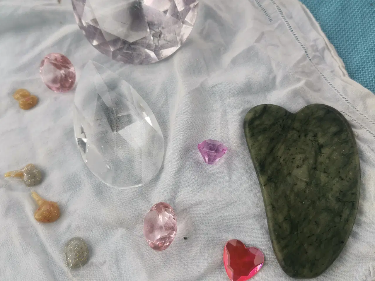 Billede 1 - Glas diamanter og Hawaii kranse, 5 kr ialt 🌸