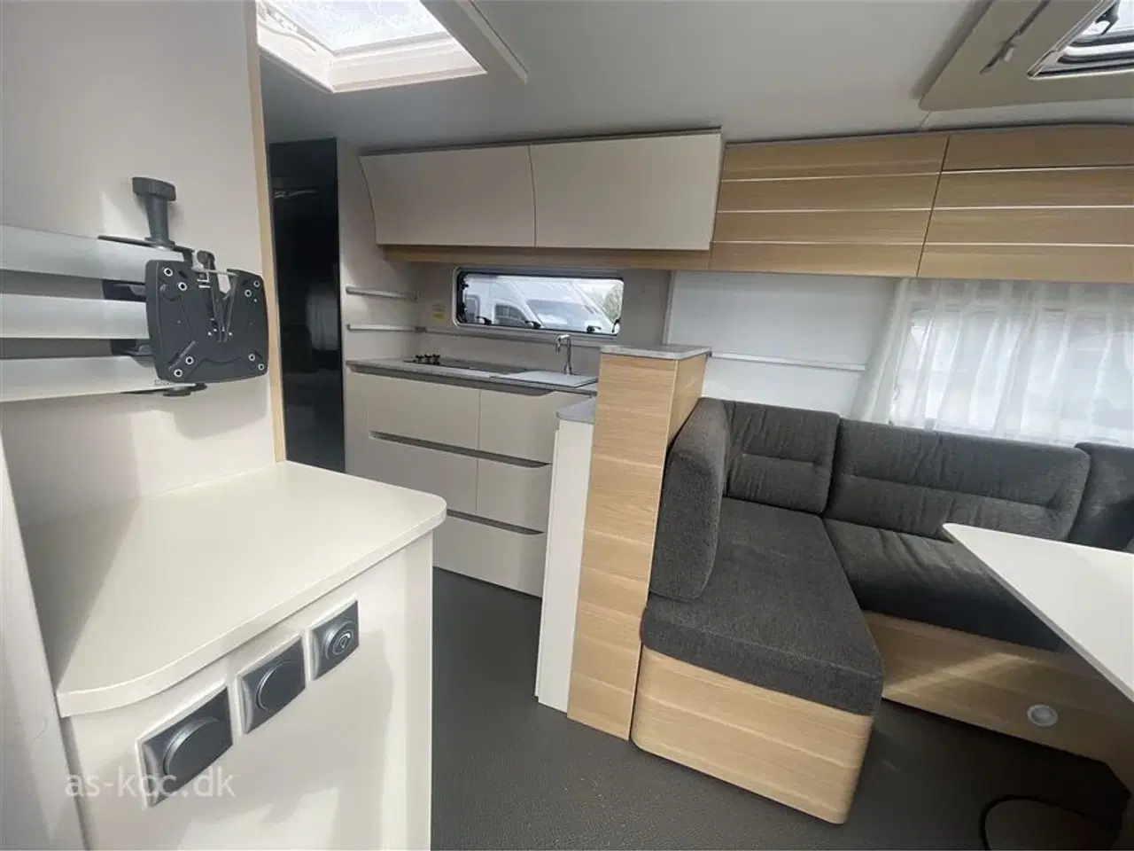 Billede 4 - 2022 - Adria Adora 613 UL   Adria Adora 613 UL årgang 2022 5 sovepladser, 6 siddepladser Isabella Penta fortelt 3,5 m. SÆLGES FOR KUNDE