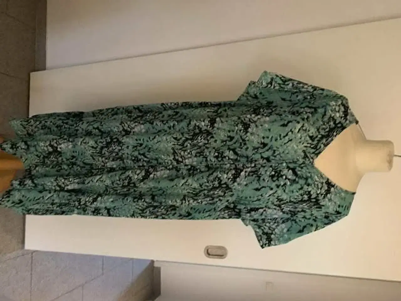 Billede 1 - Let og luftig kjole