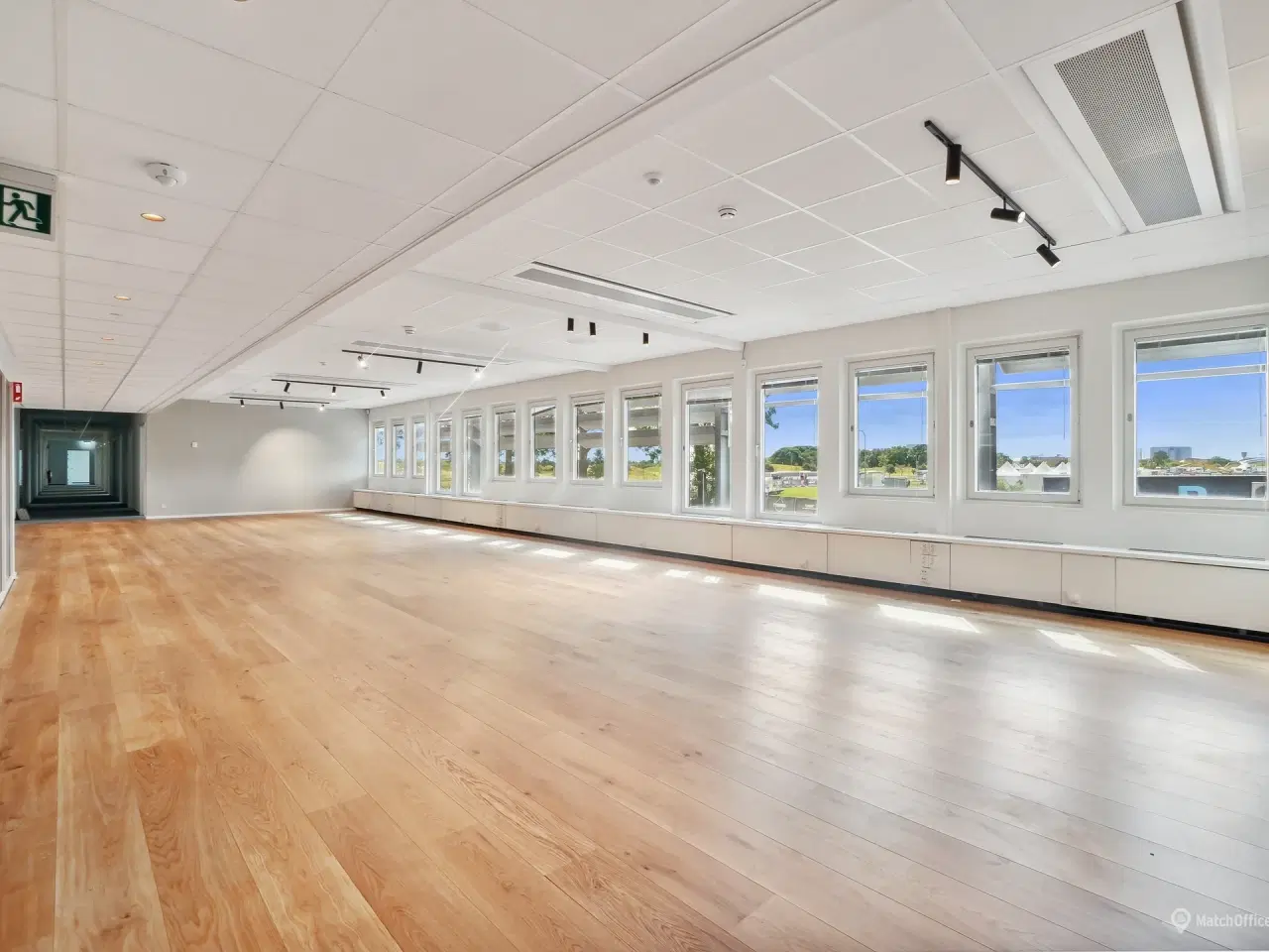 Billede 6 - Lyse og rummelige lokaler med udsigt til vandet