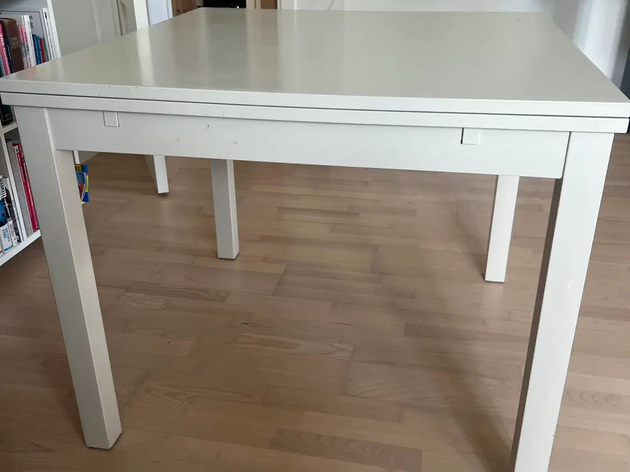 Billede 1 - Hvidt spisebord med 2 udtrækningsplader