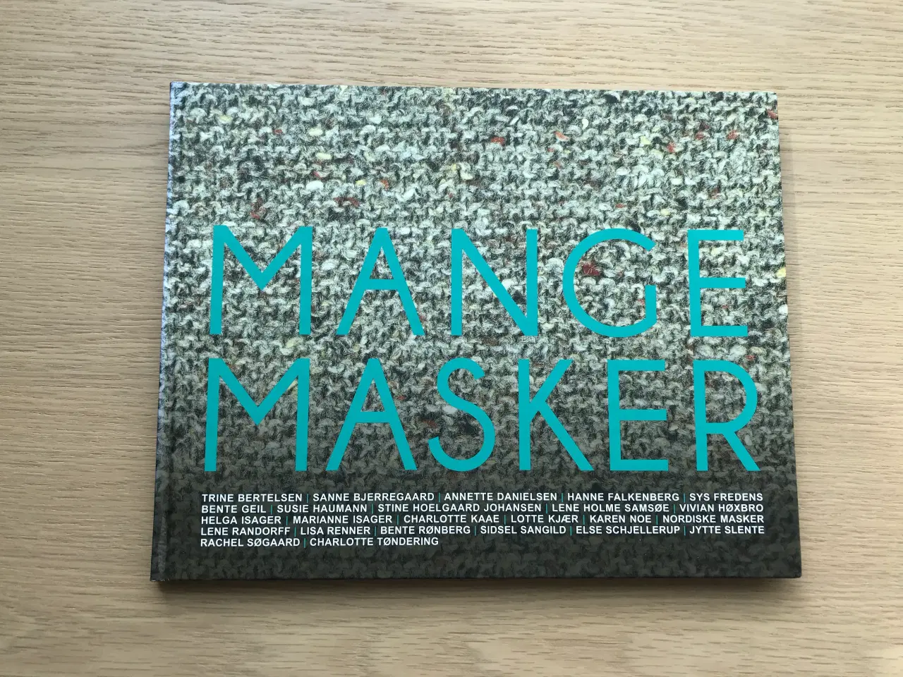 Billede 1 - "Mange Masker" af 24 danske strikdesignere