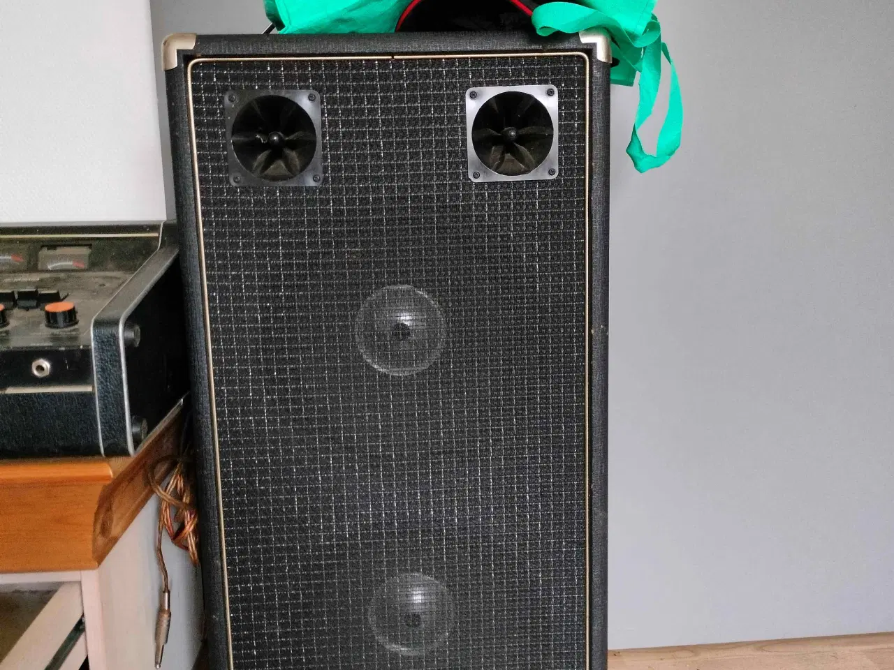 Billede 1 - matcherput og to højttalere