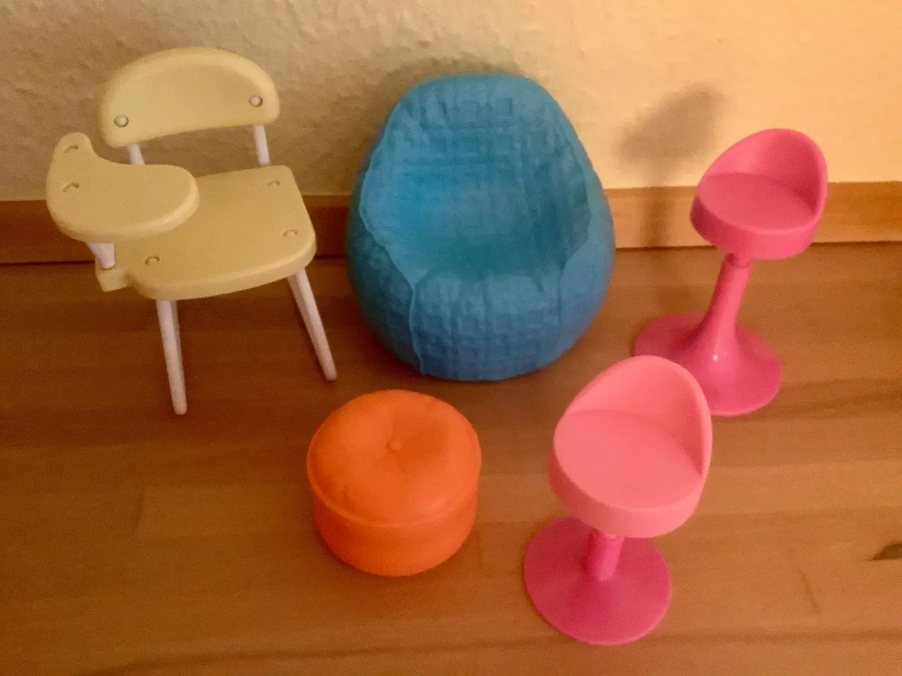 Billede 1 - Barbie stole - prisen er for alle samlet.