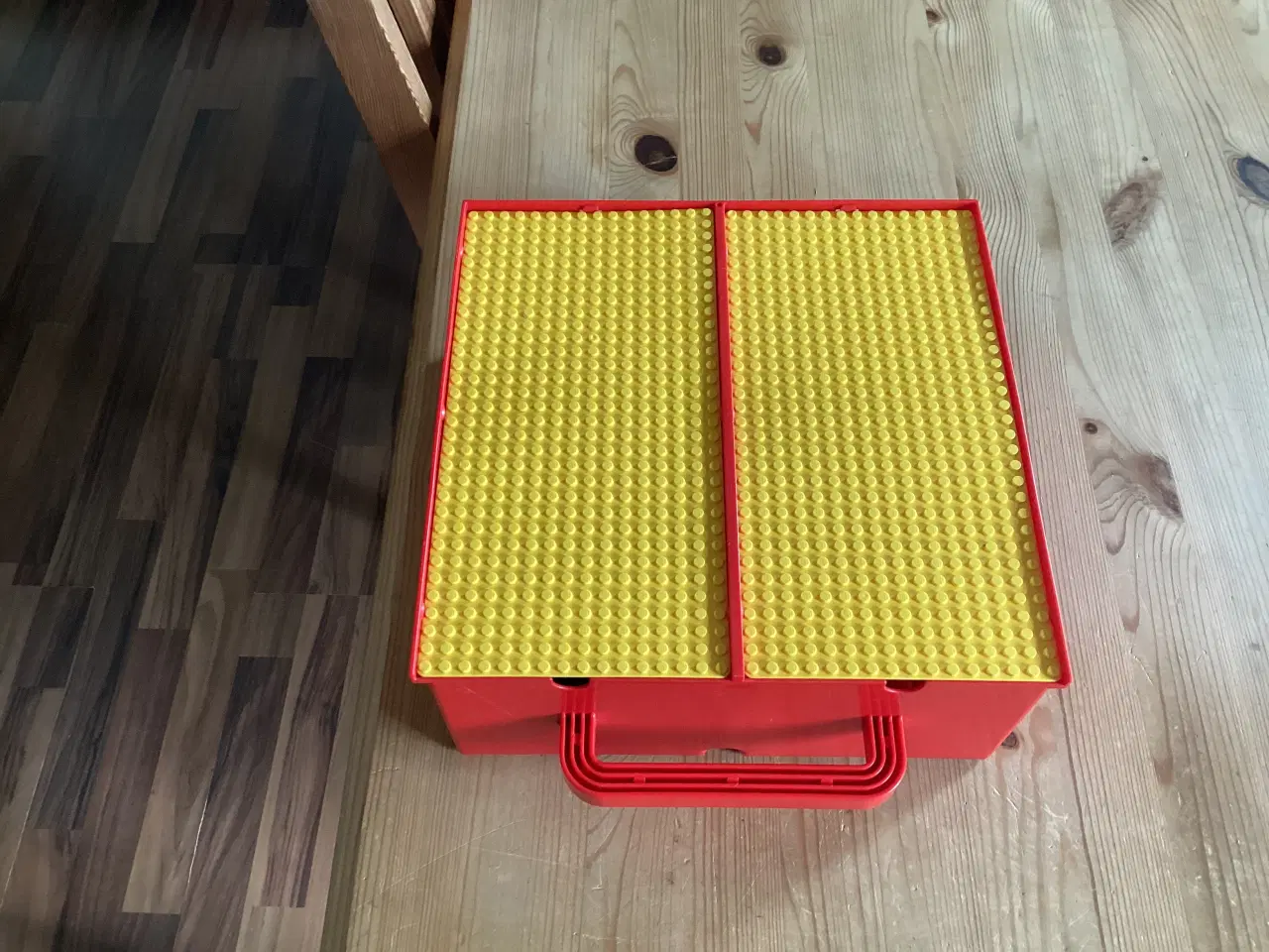 Billede 3 - Lego Bord og Lego Opbevaringskasse.