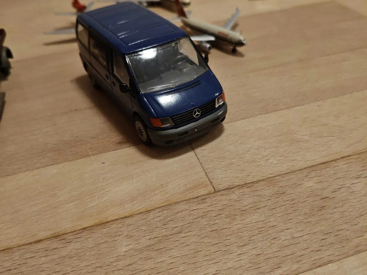 Billede 9 - Legetøjsbiler og flyver