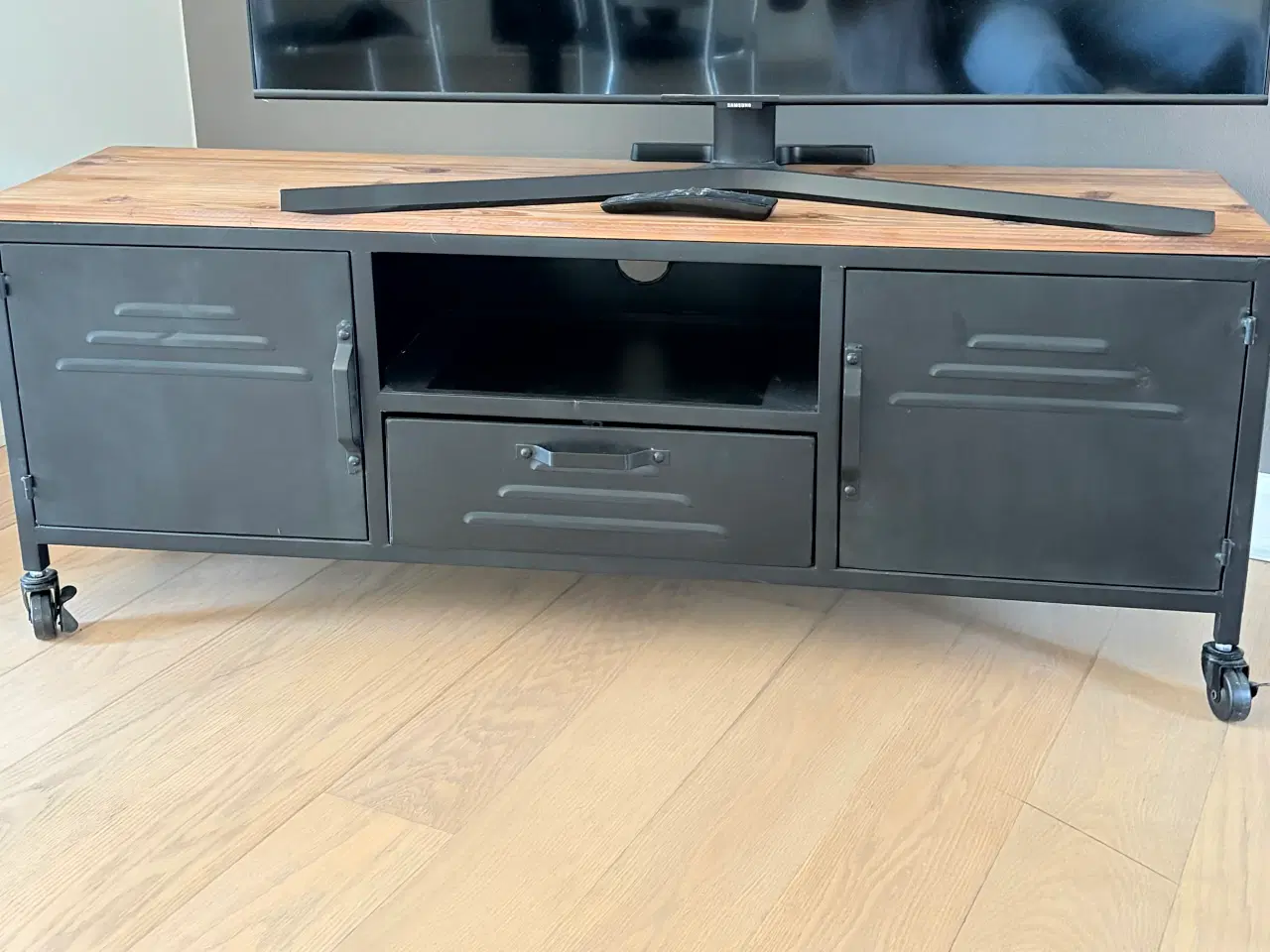 Billede 1 - Rustikt tv bord på hjul