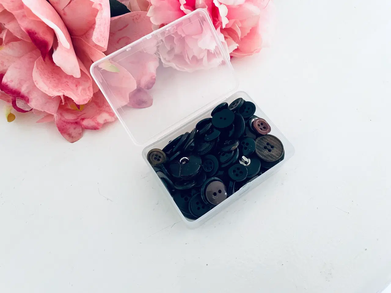 Billede 4 - 80 stk. ældre knapper + opbevaringsæske