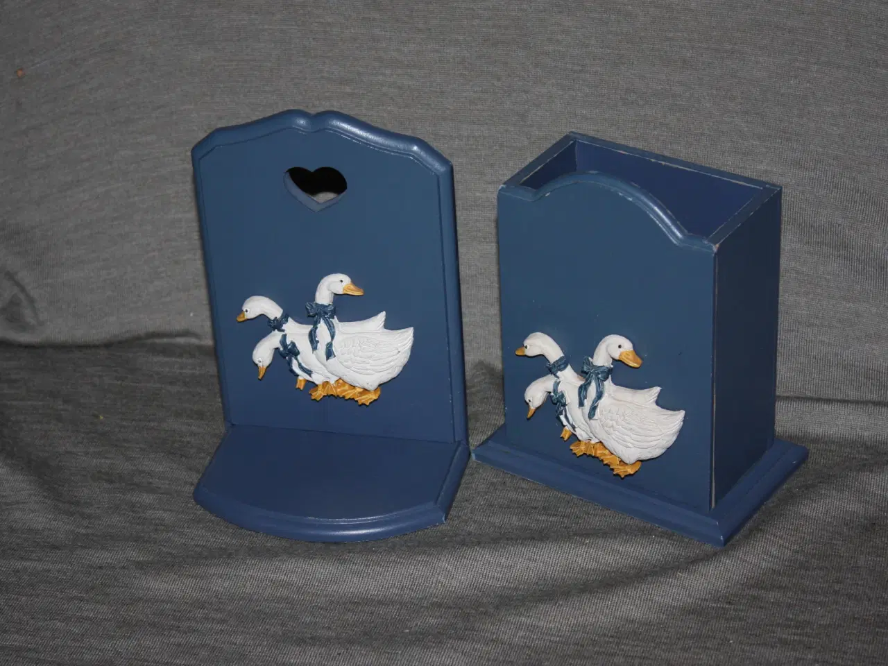 Billede 1 - Romantisk Bogstøtte samt beholder