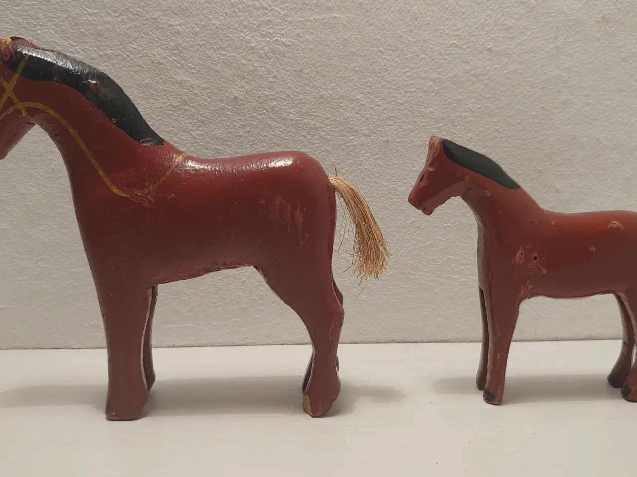 Billede 1 - Fængselslegetøj: Brun hest og føl. L. 12 og 9cm