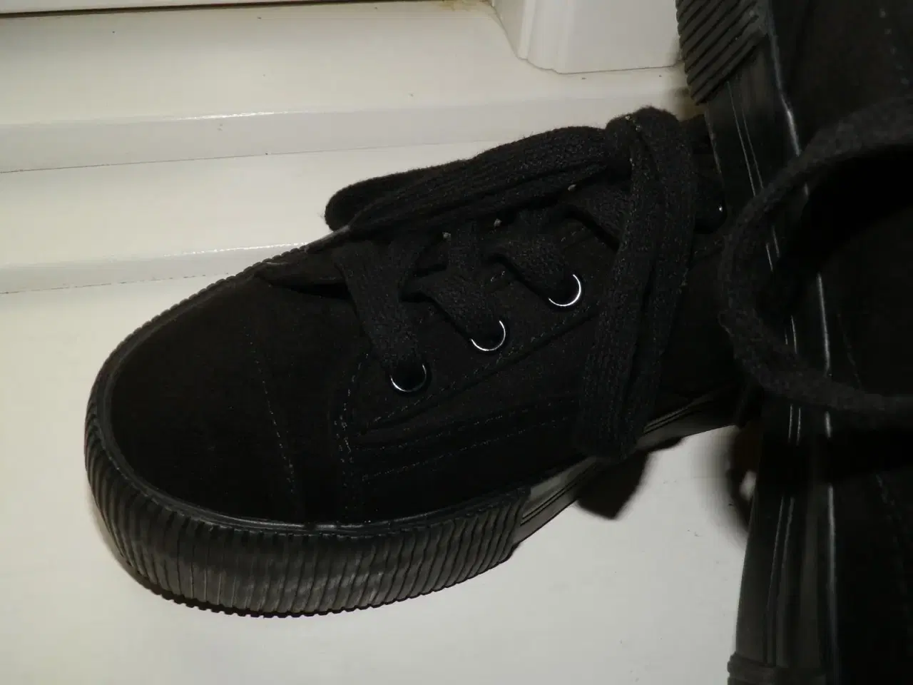 Billede 2 - Nye sorte og meget fede sneakers!