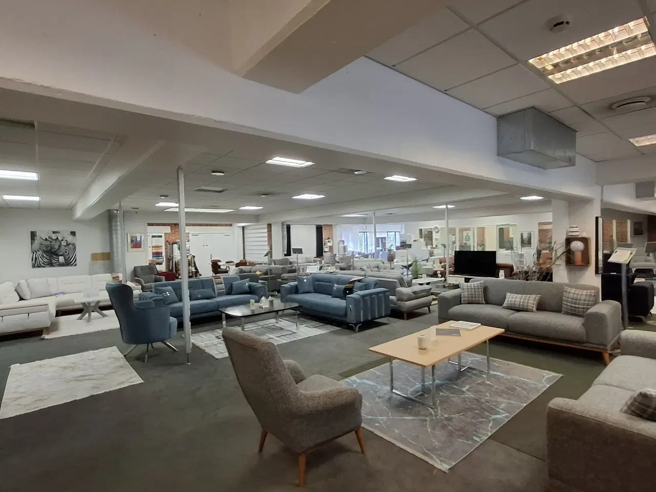 Billede 15 - Suveræn Beliggenhed – Showroom. Klinik, Butik, Gaming, Kontor mm. – Stort åbent areal i midten og mindre cellekontorer i glas.