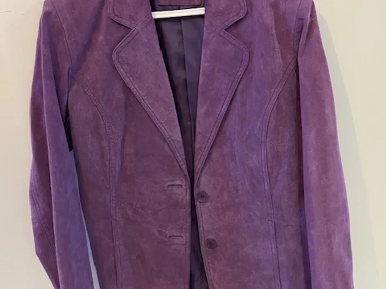 Billede 1 - Lilla ruskindsjakke sælges