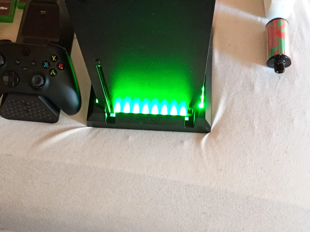 Billede 2 - Xbox Series x med 5 spil lader stand og rgb stand 