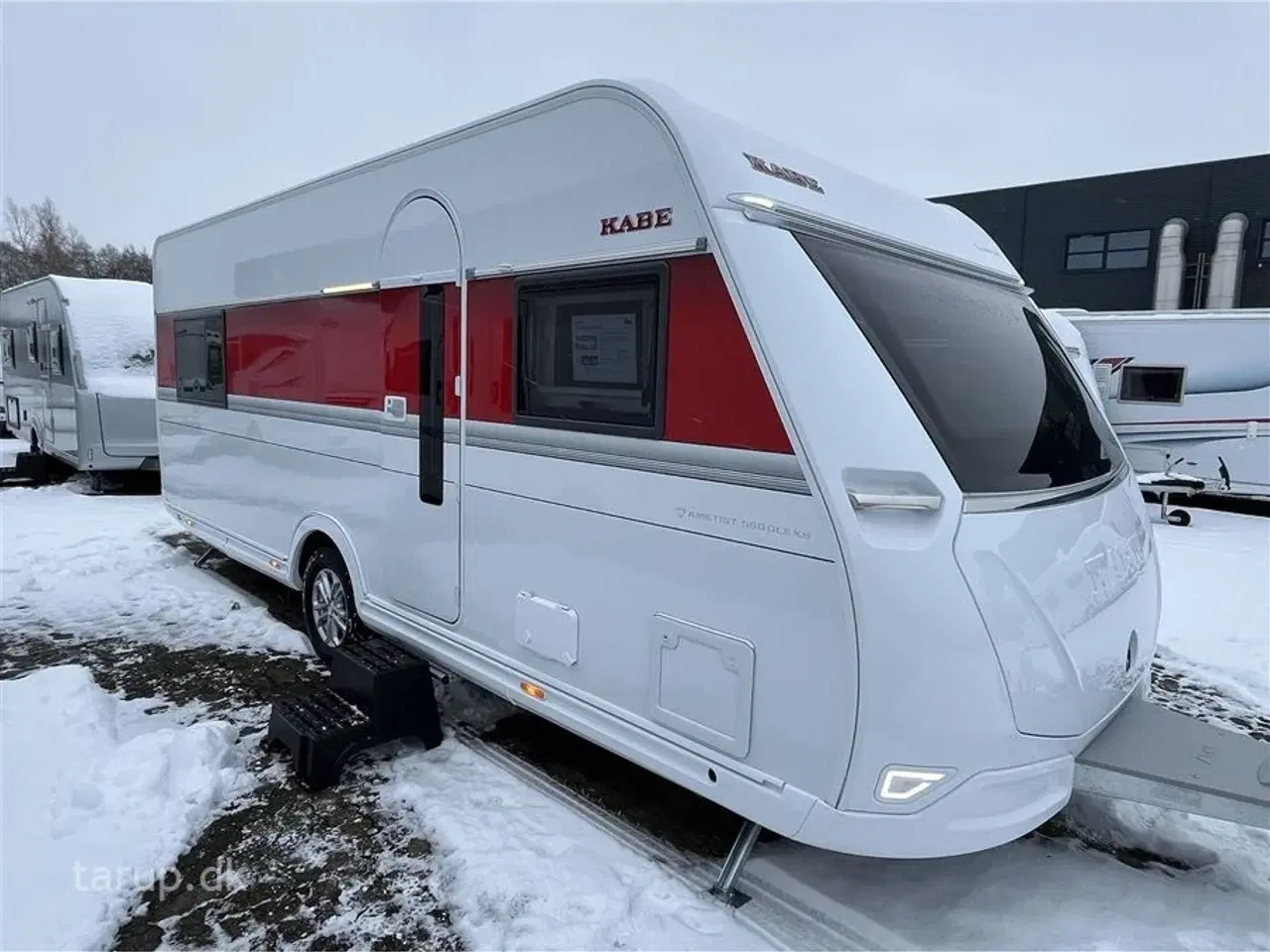 Billede 1 - 2026 - Kabe Ametist 560 GLE KS B2 PREMIUM LINE   enkeltsenge, udtræk til dobbeltseng, rundsiddegruppe i mørkegråt skind, ALDE centralvarme, vandbåren gulvvarme, stort kompressor køleskab