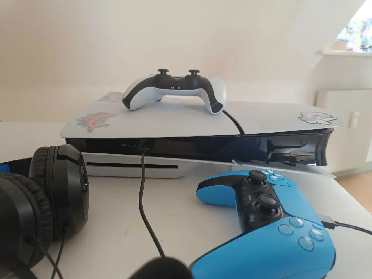 Billede 2 - ps5 med to controllere sælges