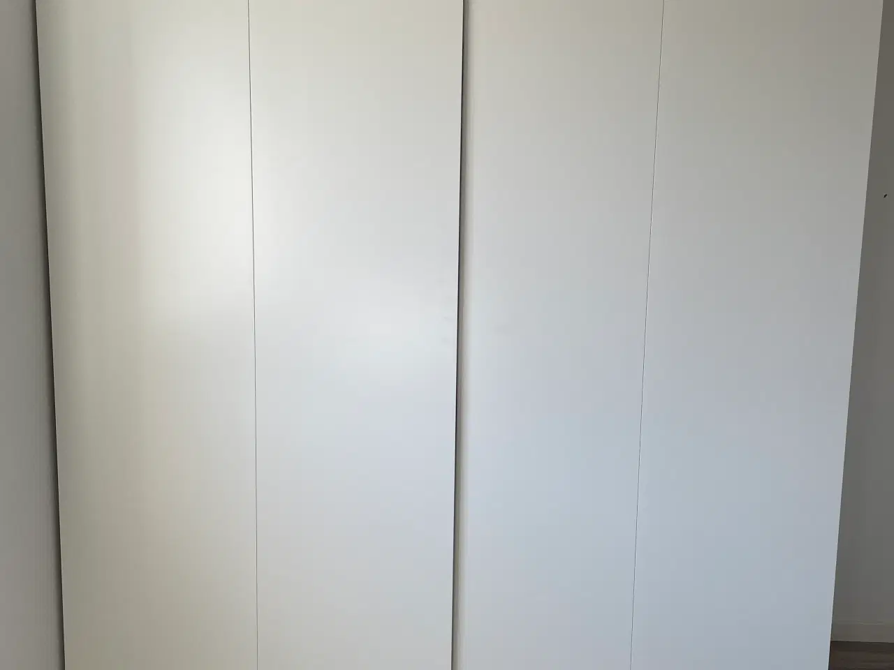 Billede 1 - Garderobeskab fra IKEA med skydelåger