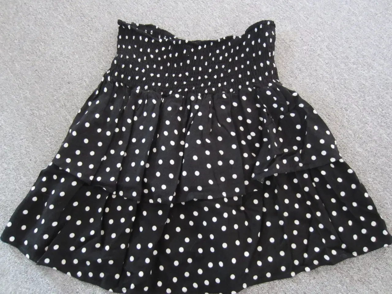 Billede 4 - Smart nederdel i sort i str. 164 fra H&M