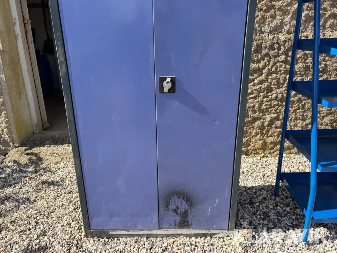 Billede 3 - Blandet lot med værkstedsskab og reoler.