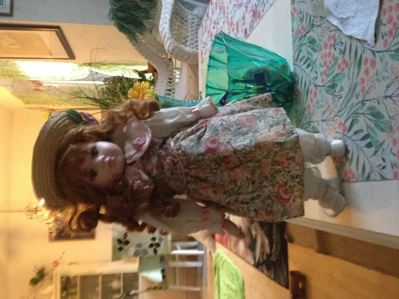 Billede 1 - porcelæns dukke
