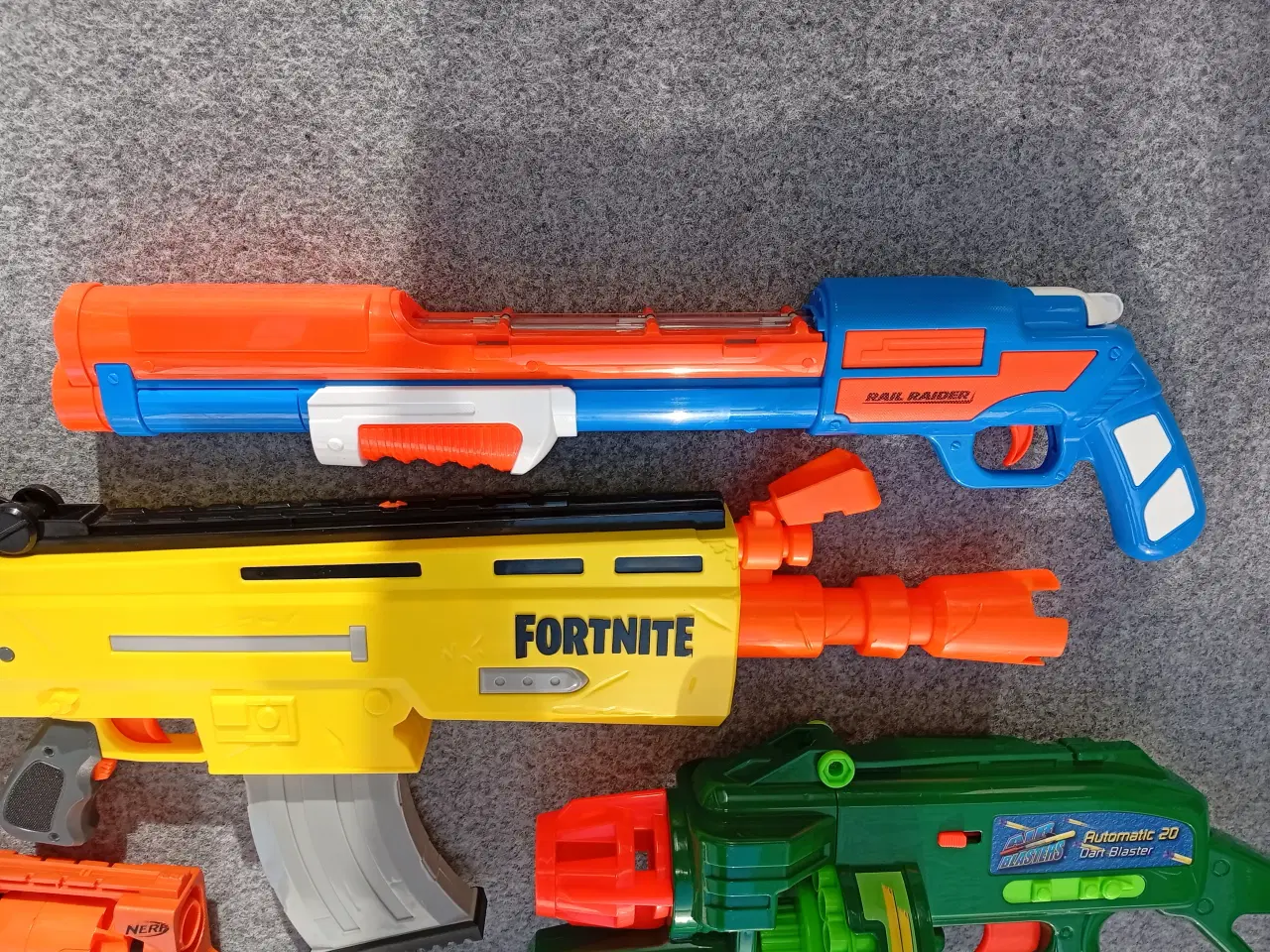 Billede 2 - Legetøjsvåben i forskellige modeller og farver.