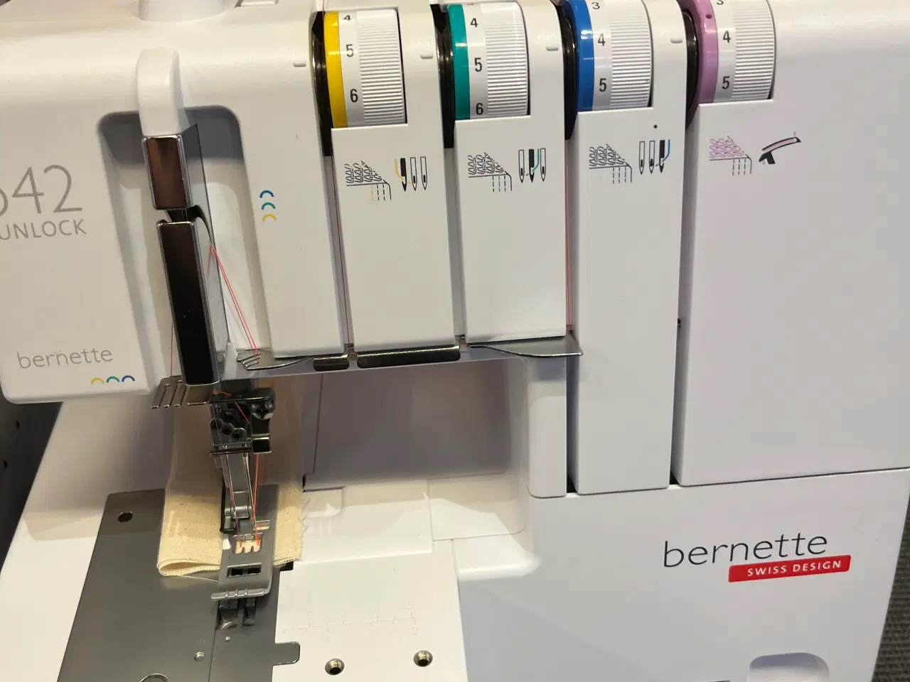 Billede 5 - Bernette 42 ( cover maskine , incl binder )