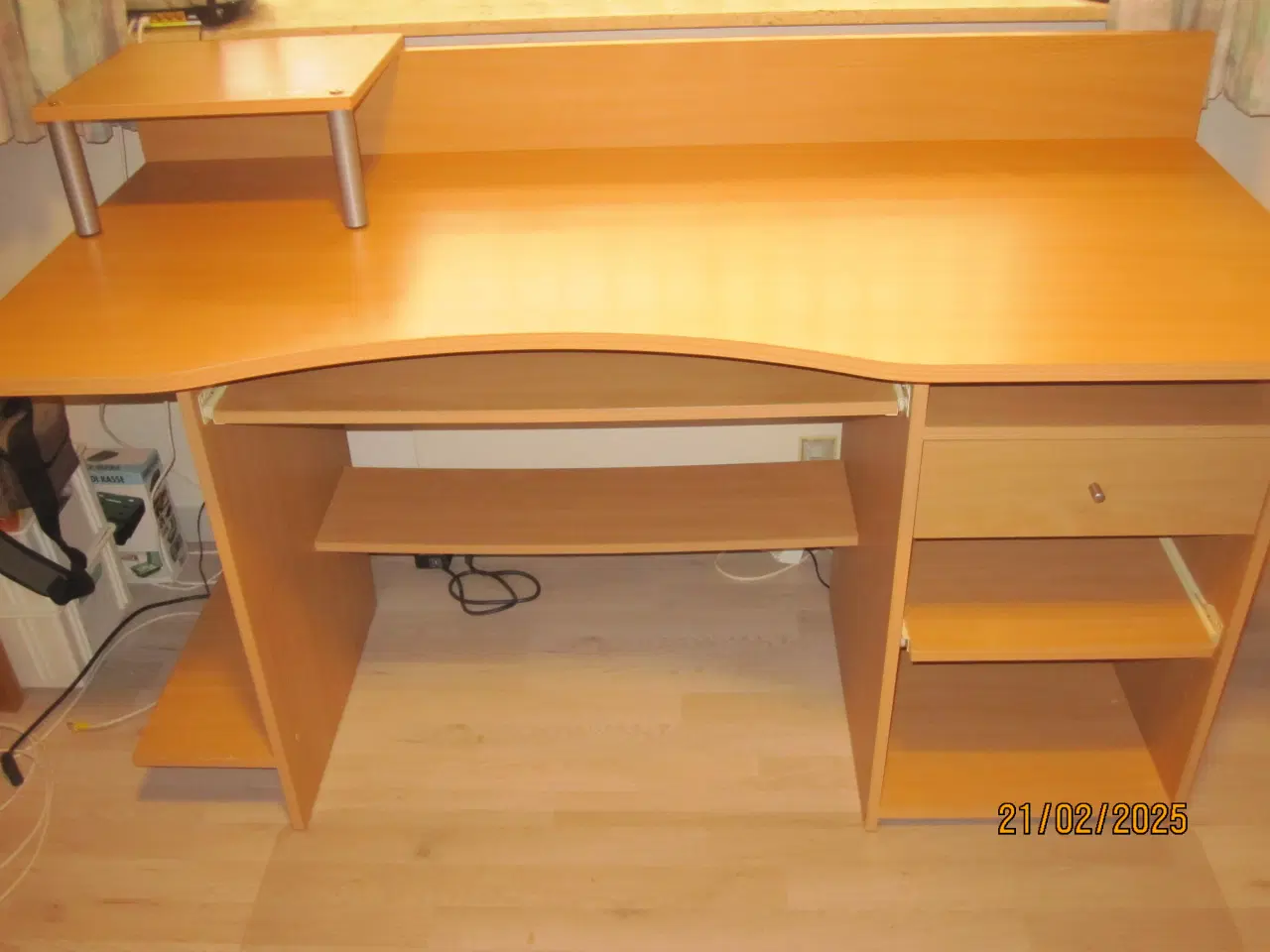 Billede 1 - Skrivebord med skuffer og hylder i lys bøg. 