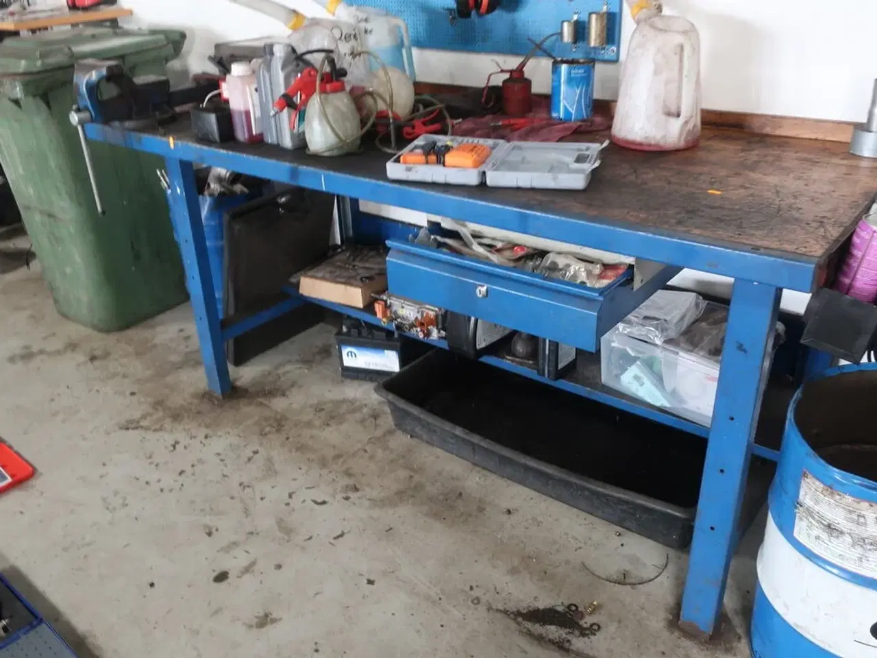 Billede 4 - Værkstedsbord med indhold, tavle samt papirdispenser