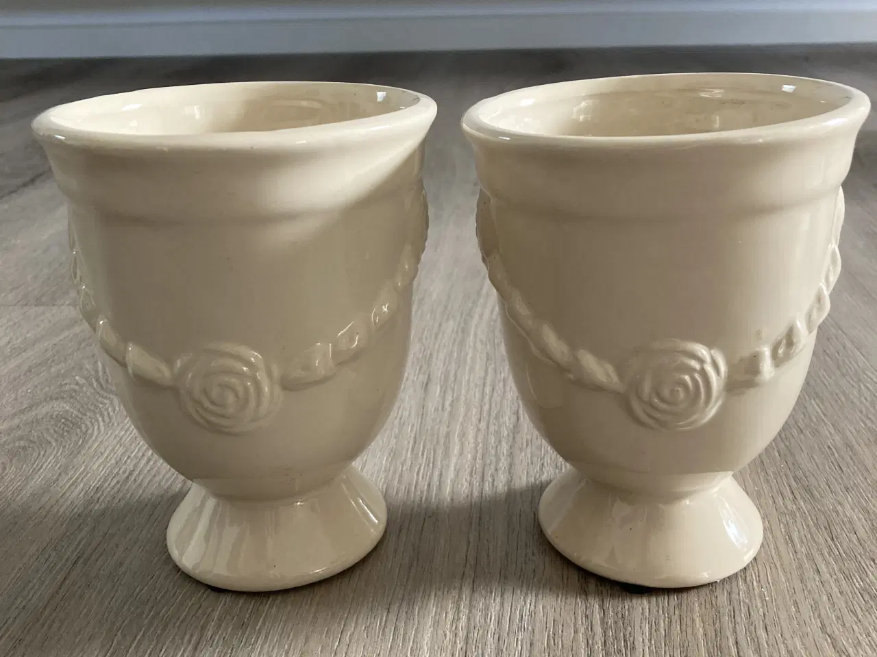 Billede 1 - 2 cremefarvede urtepotteskjulere på fod