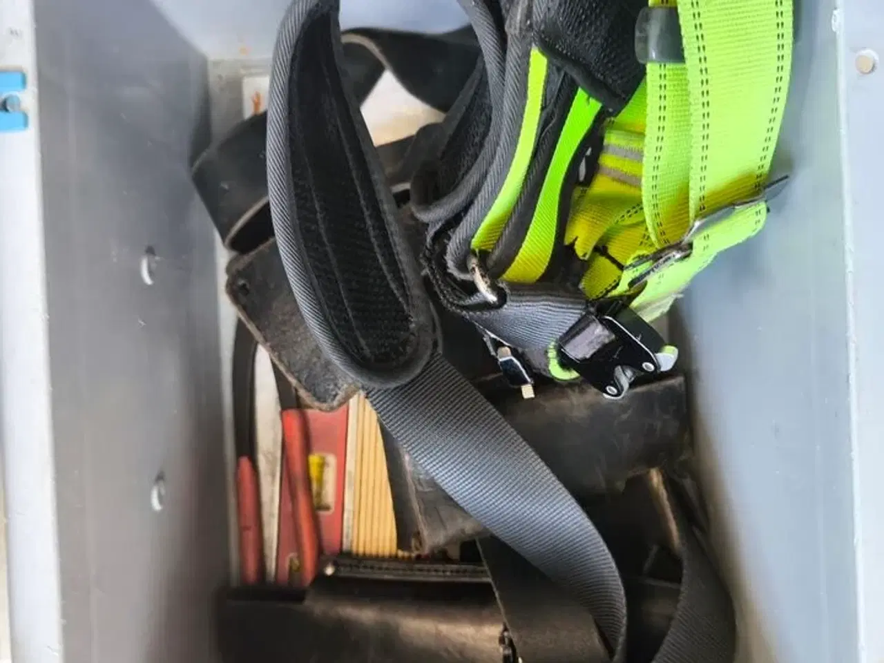 Billede 2 - Kasse m. sikringsgrej samt div.