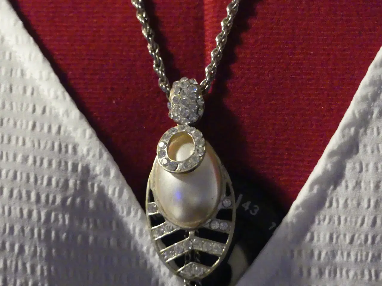 Billede 4 - Sølvfarvet snoet halskæde med ovalt vedhæng