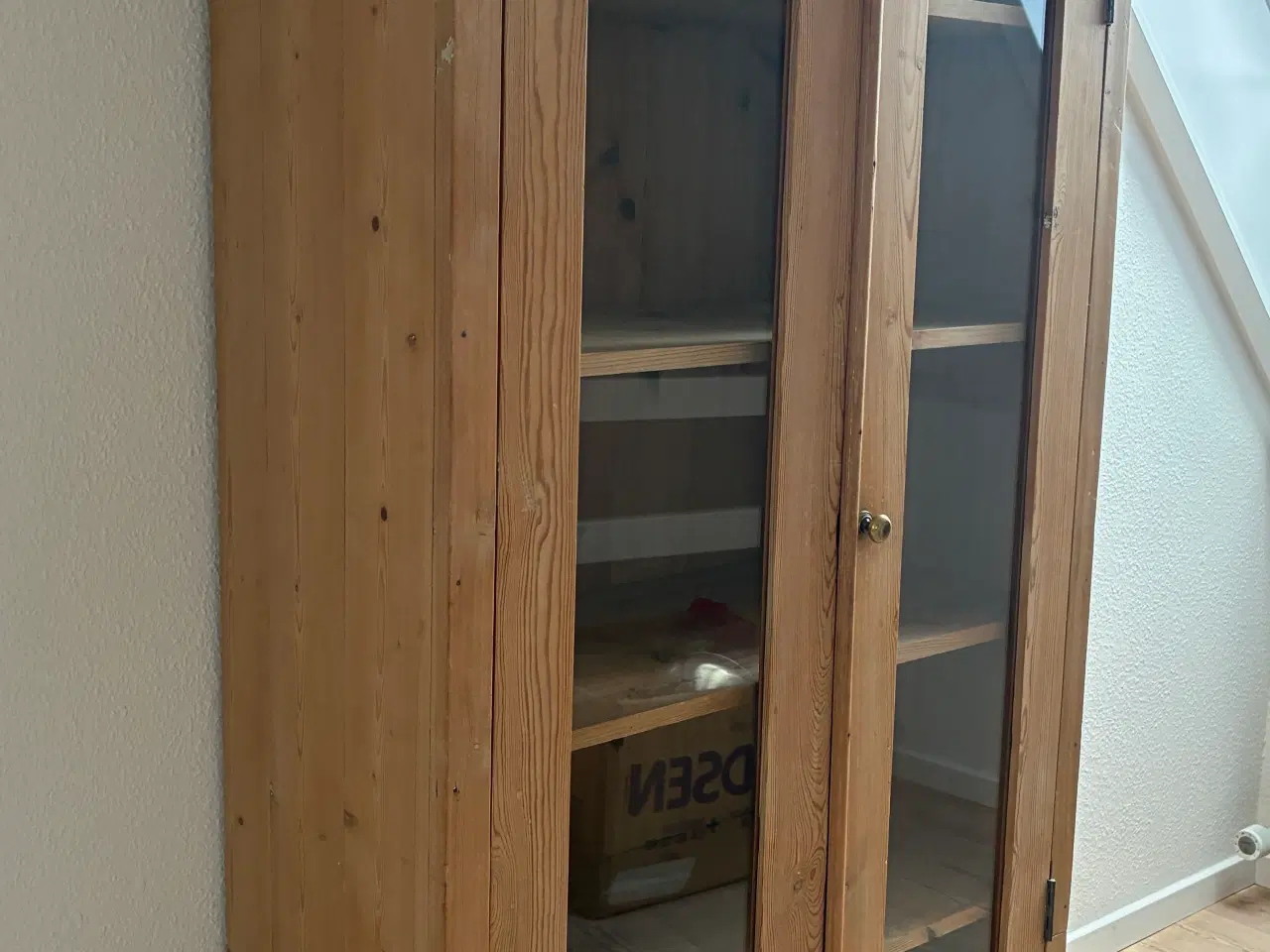 Billede 3 - Vitrineskab i fyr m hylder og glaslåger, meget anv