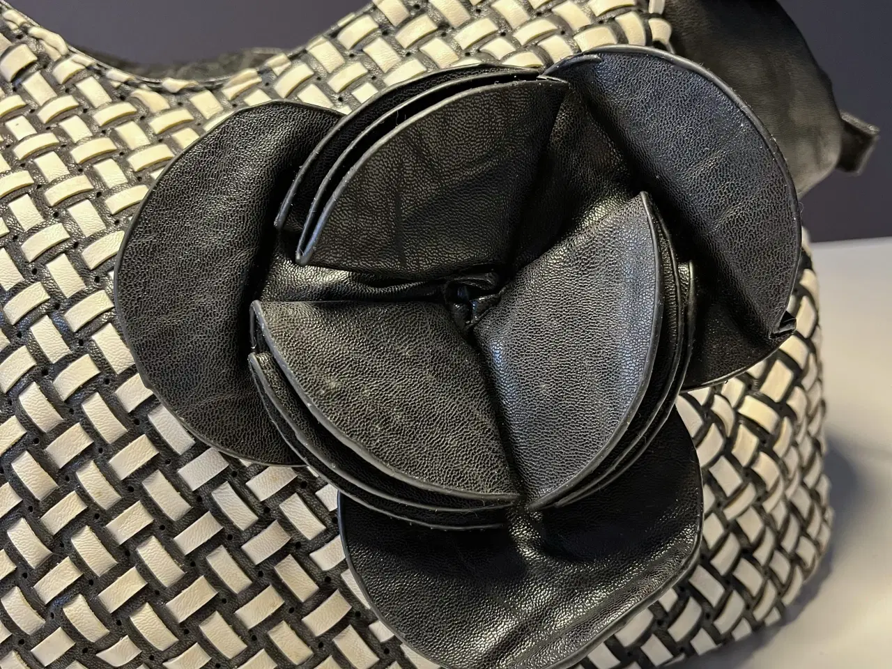 Billede 3 - Fin sort/hvid dame håndtaske