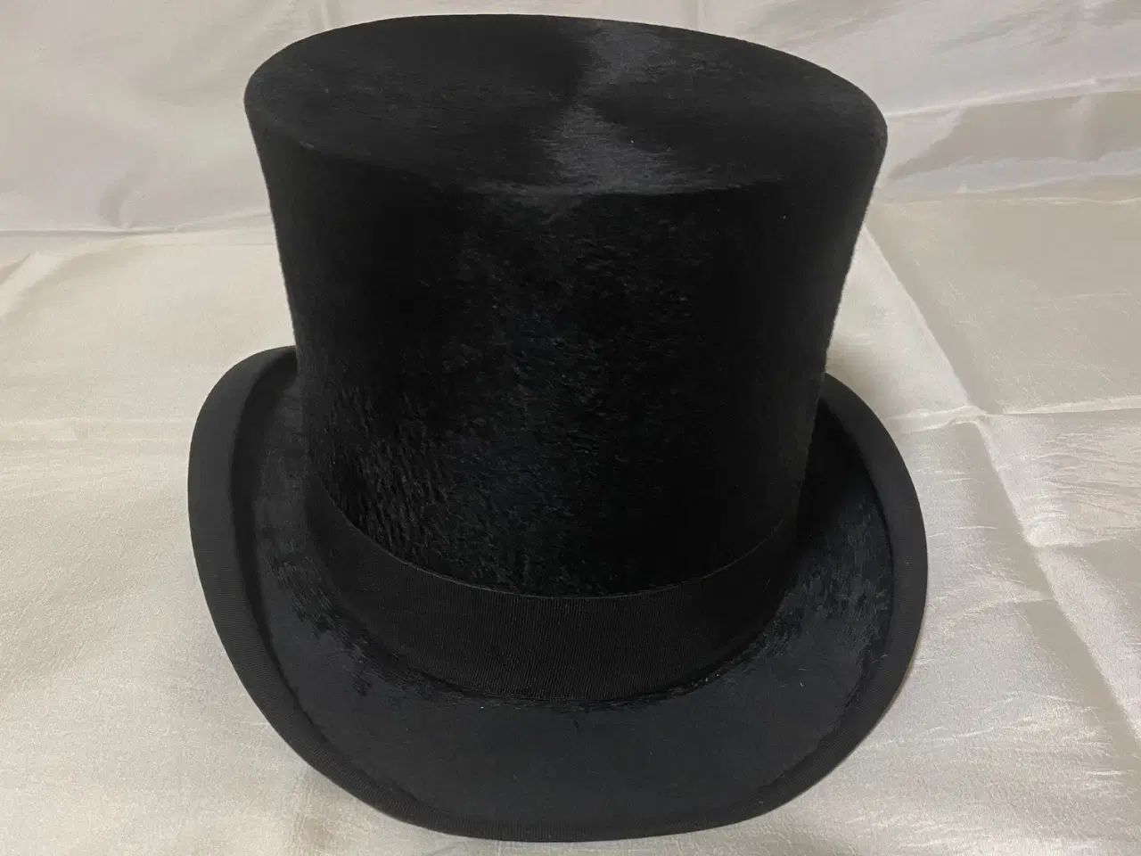 Billede 1 - Høj sort hat håndlavet af N. Jacobsen Middelfart