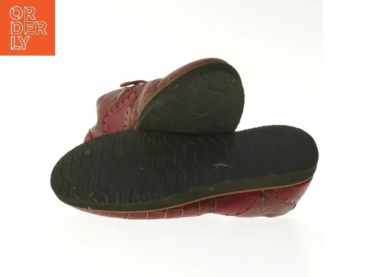 Billede 3 - Røde sko med krokodillemønster (str. længde 28 cm)