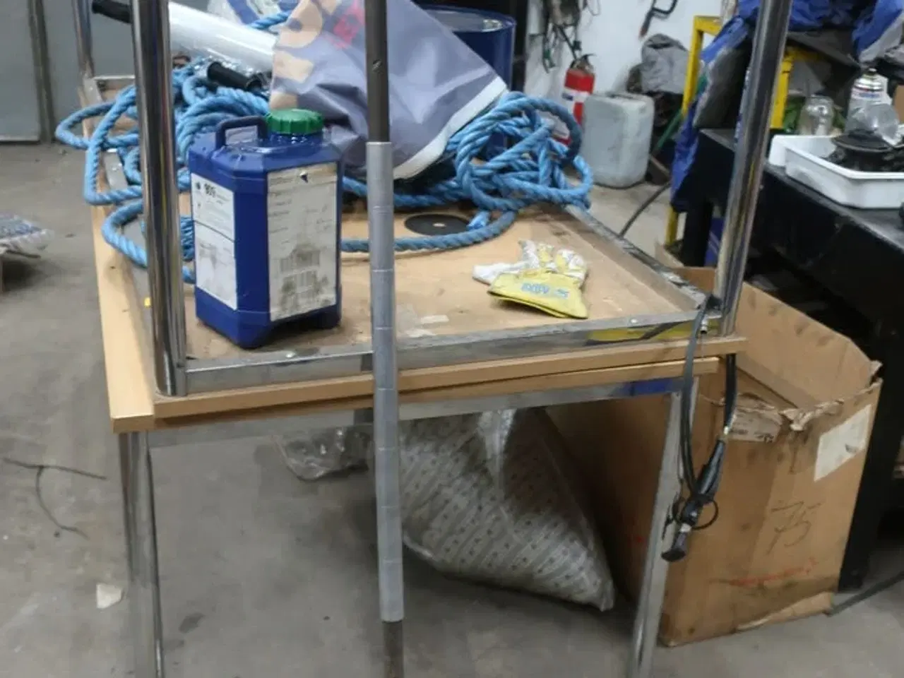 Billede 2 - 2 stk. borde med indhold