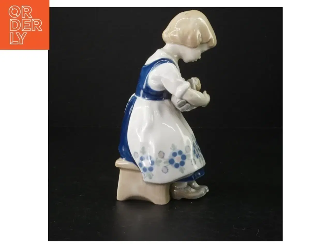 Billede 2 - Porcelænsfigur af pige (str. 21 cm)